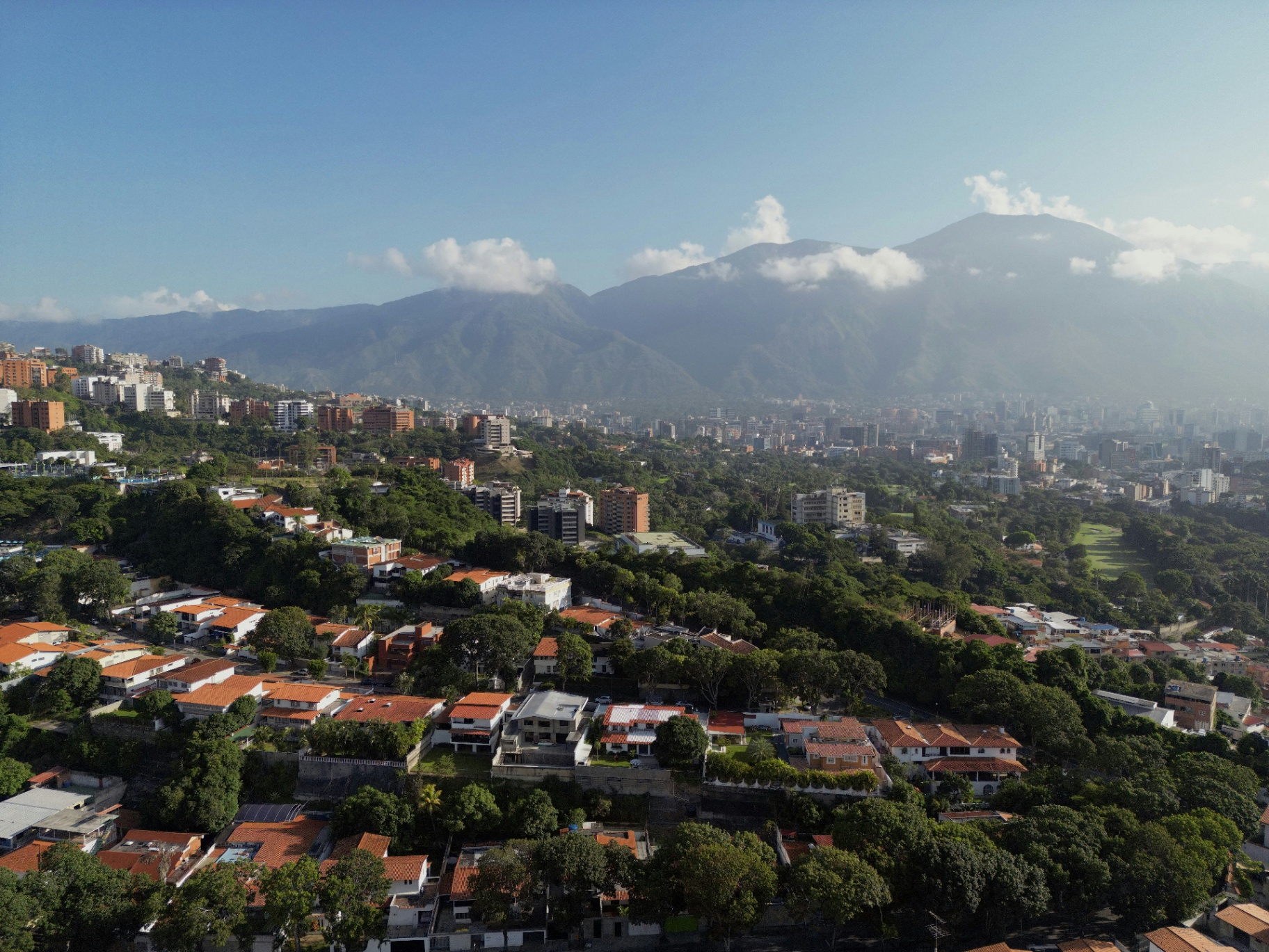 Vista aérea de Caracas con el Ávila y su infraestructura urbana.