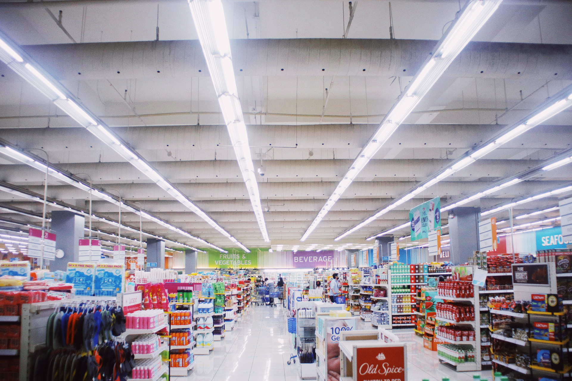 Operación moderna de retail con variedad de productos y categorías.