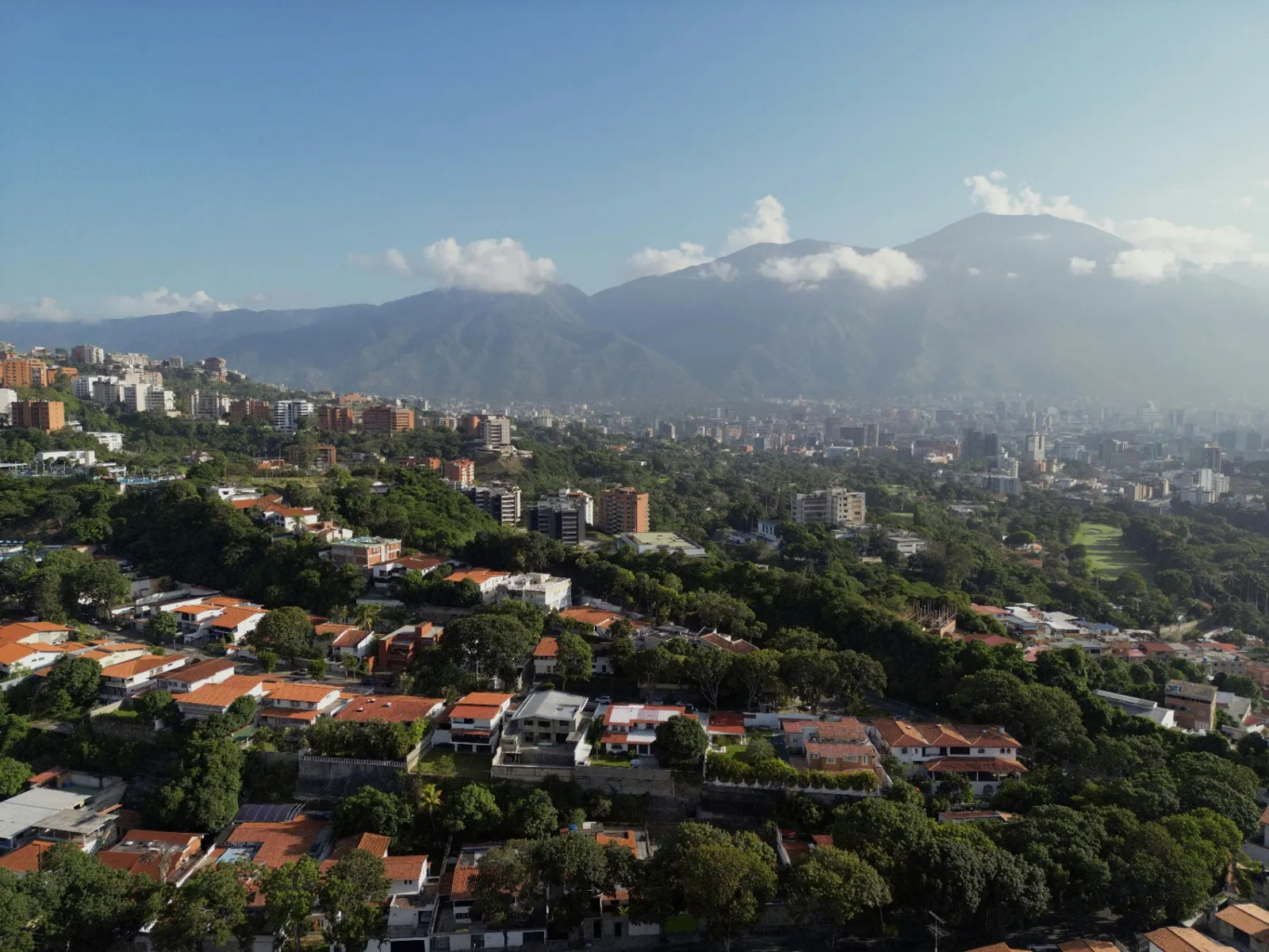 Vista urbana de Caracas y las montañas